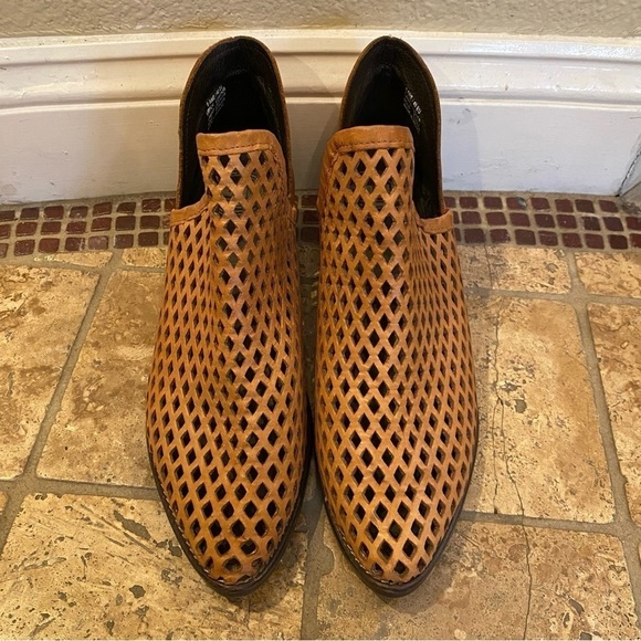 CWY Coolway Women Light Brown Leather Laser Cut Ankle Boots Size 9 - Picture 2 of 13